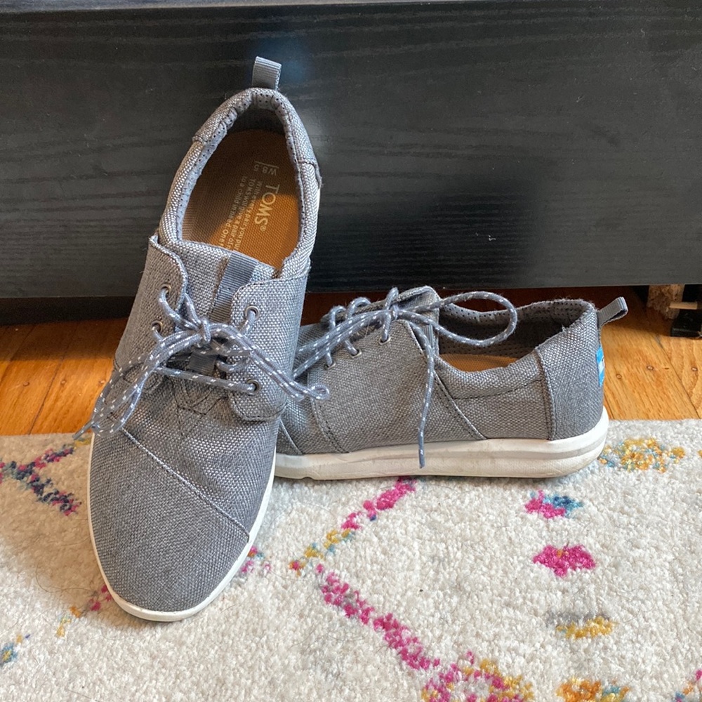 Toms w8.5 sneakers